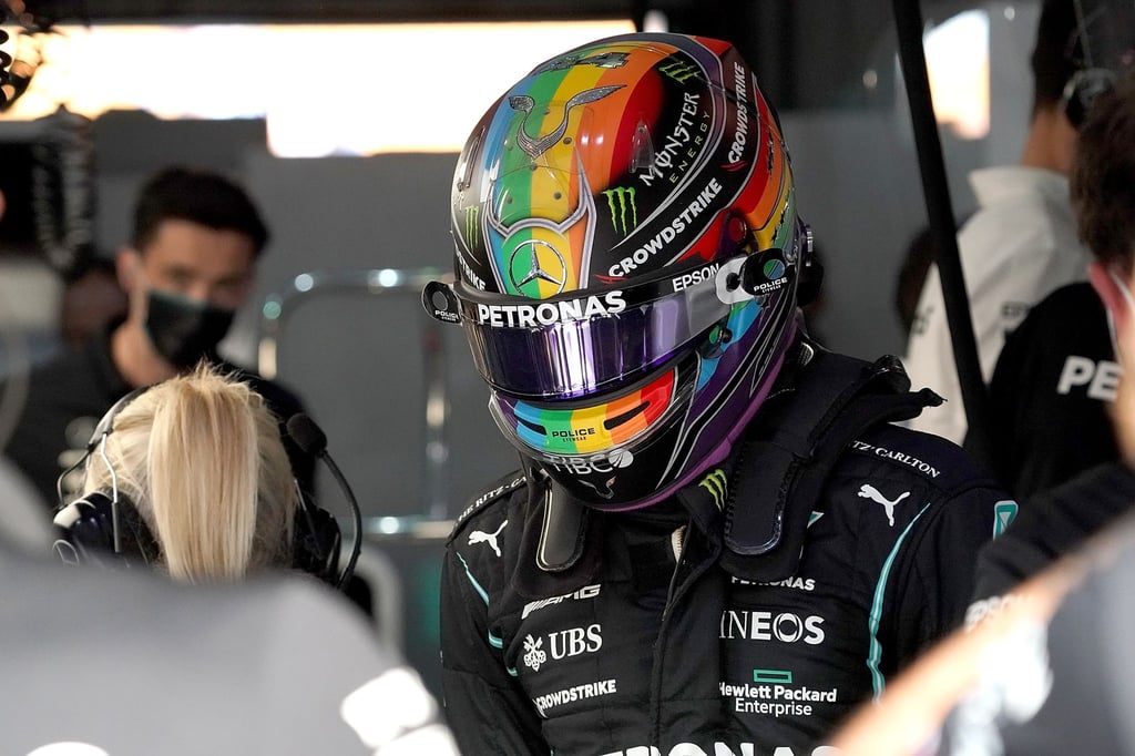 Kann sich für die entscheidenden Saisonrennen auf einen stärkeren Motor freuen: Mercedes-Pilot Lewis Hamilton.