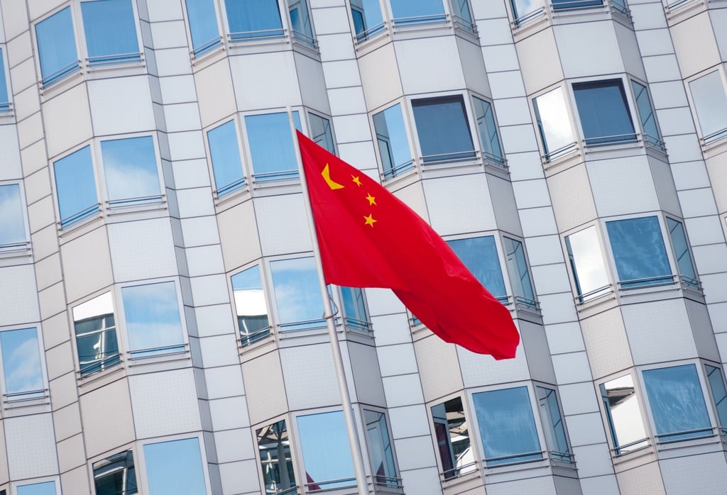 Die chinesische Fahne weht am Botschaftsgebäude der Volksrepublik China in Berlin.