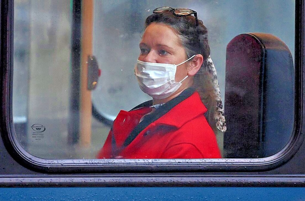 Busfahrgäste müssen jetzt nicht nur den Mund-Nasen-Schutz tragen, sondern auch noch nachweisen können, dass sie geimpft, genesen oder negativ getestet sind.