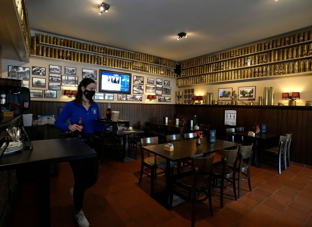 Eine Kellnerin in Belgien trägt einen Mund-Nasen-Schutz, um die Ausbreitung von COVID-19 einzudämmen. (Archivbild)