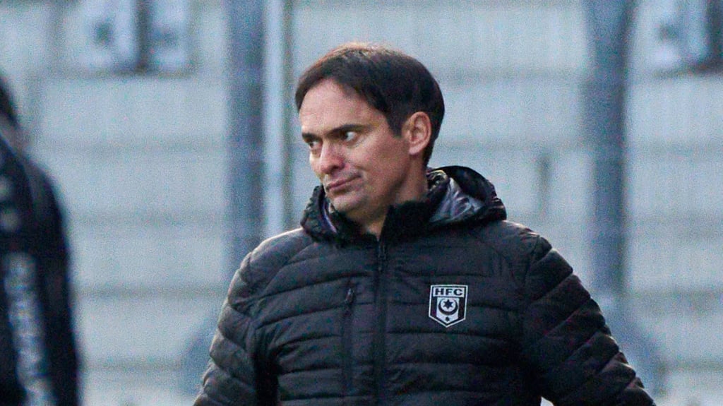 HFC-Trainer Florian Schnorrenberg stellt sich in der Krise vor seine Spieler.