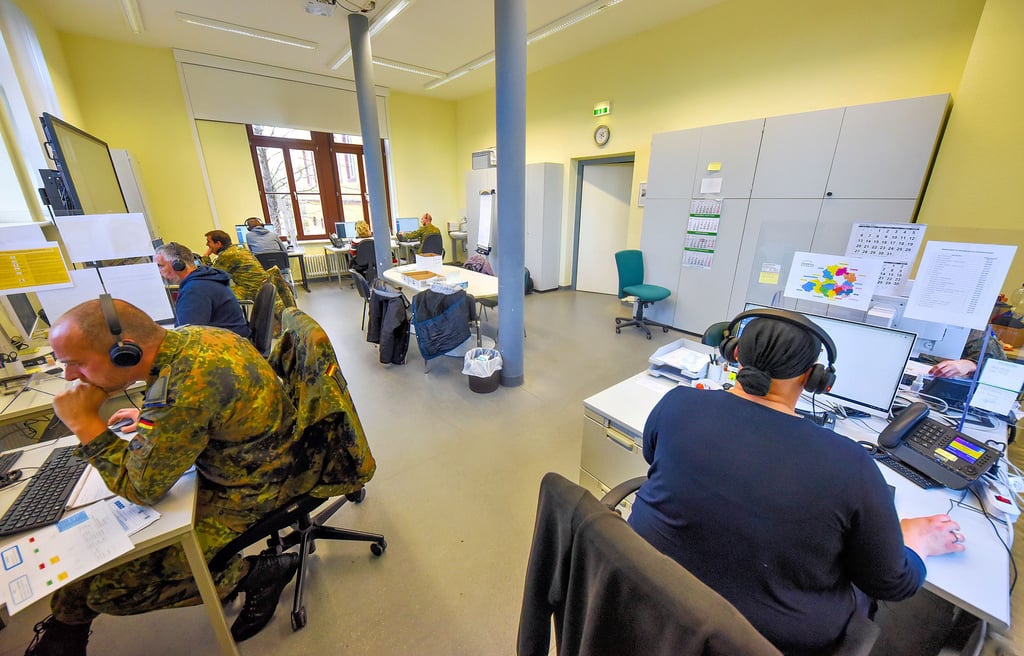 Dies ist nur ein Raum im Gesundheitsamt, wo die Corona-Hotline bedient wird und Kontakte Infizierter nachverfolgt werden.