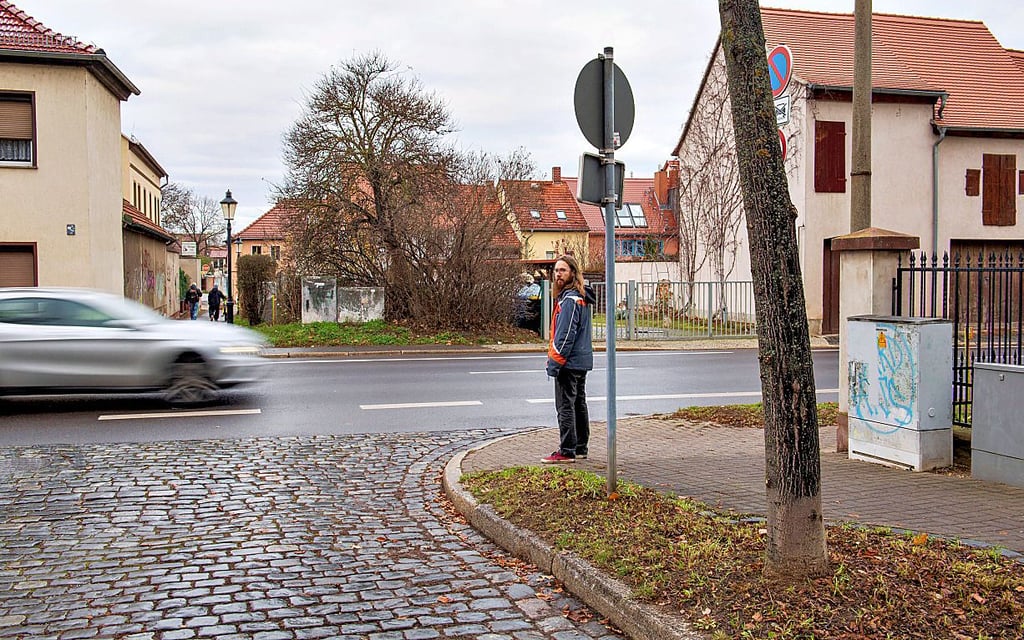 Stefan Rudel aus Naumburg ist fassungslos: War es ein Schwerlaster, der in frühen Morgenstunden seinen Pkw demolierte?