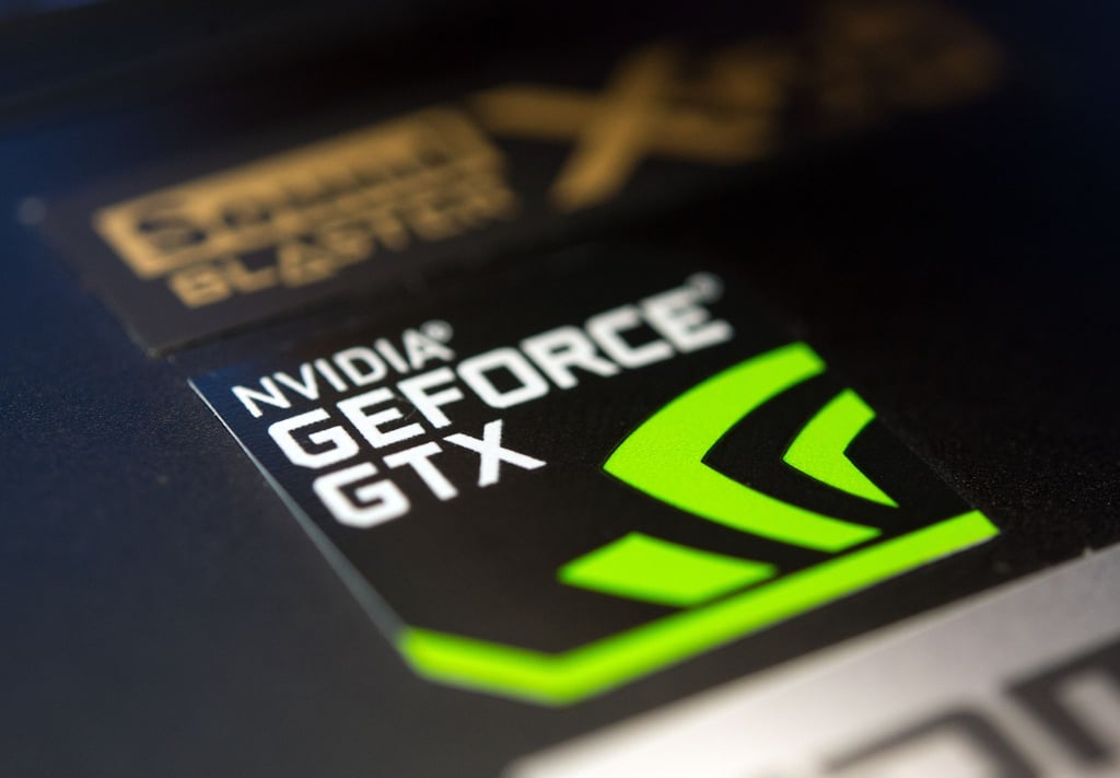 Ein Aufkleber von einer NVIDIA-GeForce-Grafikkarte klebt an einem Notebook. (Archivbild)