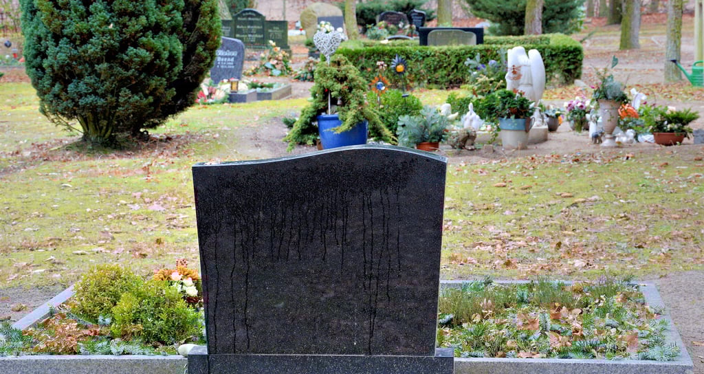 Die neuen Friedhofsgebühren beschäftigten den Klötzer Ortschaftsrat. Die Preise für die Nutzung sollen kräftig steigen, nachdem sie erstmals seit zehn Jahren angepasst wurden. Können sich das einige Menschen überhaupt leisten?, wurde während der Sitzung gefragt.