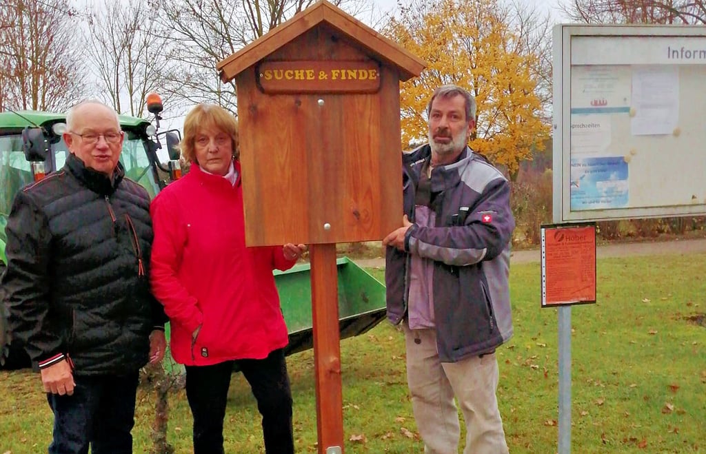 Regina Wagner nahm mit Aland-Bürgermeister Hans-Joachim Hildebrandt und Gemeindearbeiter Heiko Grünwald (r.) das analoge Kleinanzeigenportal in Aulosen in Betrieb. Weitere könnten folgen.