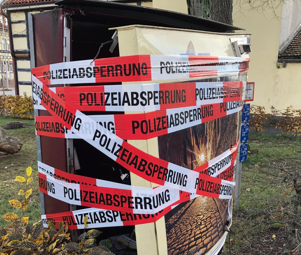 Ein gesprengter Zigarettenautomat.