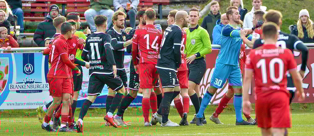 Eine der entscheidenden Szenen im Landespokal-Viertelfinale zwischen EInheit Wernigerode gegen Germania Halberstadt: Stefan Korsch kassierte schon früh die Rote Karte. Am Ende gewann der Oberligist im Elfmeterschießen und warf den Regionalligist aus dem Wettbewerb.