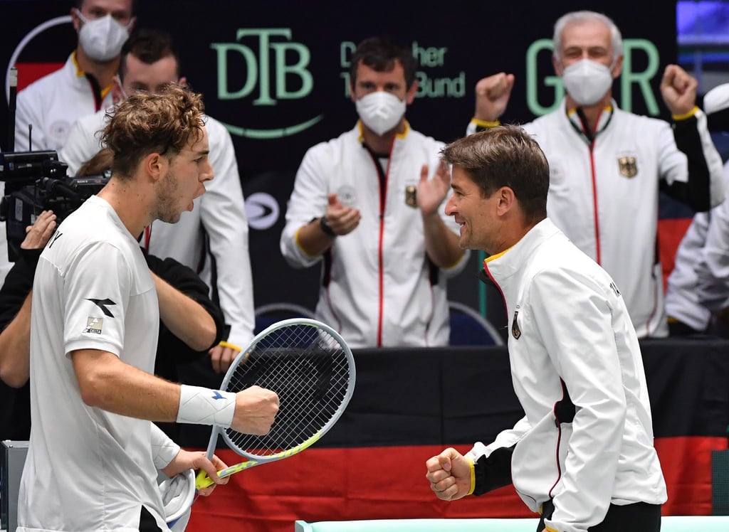 Jan-Lennard Struff (l) und Kapitän Michal Kohlmann jubeln nach dem Spiel.