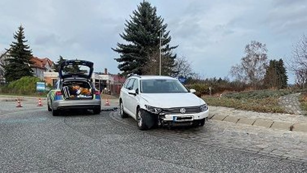Nachdem die Polizisten ihn angehalten hatten, gab der 54-Jährige aus Blankenburg plötzlich Gas rammte gegen ein Auto, fuhr gegen ein Verkehrsschild und kollidierte schließlich mit dem Polizeiwagen. Eine 20-jährige Polizistin wurde dabei verletzt.
