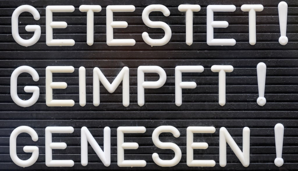 „Getestet! Geimpft! Genesen!“ steht auf einem Schild in Dresden.