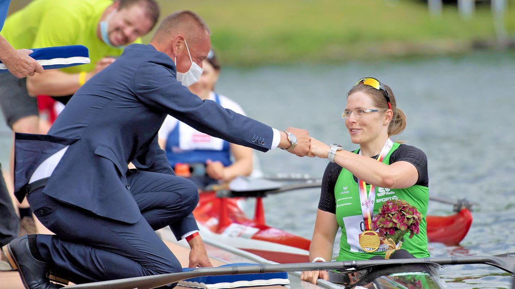 Thomas Konietzko gratuliert Halles Para-Kanutin Anja Adler zum Gewinn der deutschen Meisterschaft.
