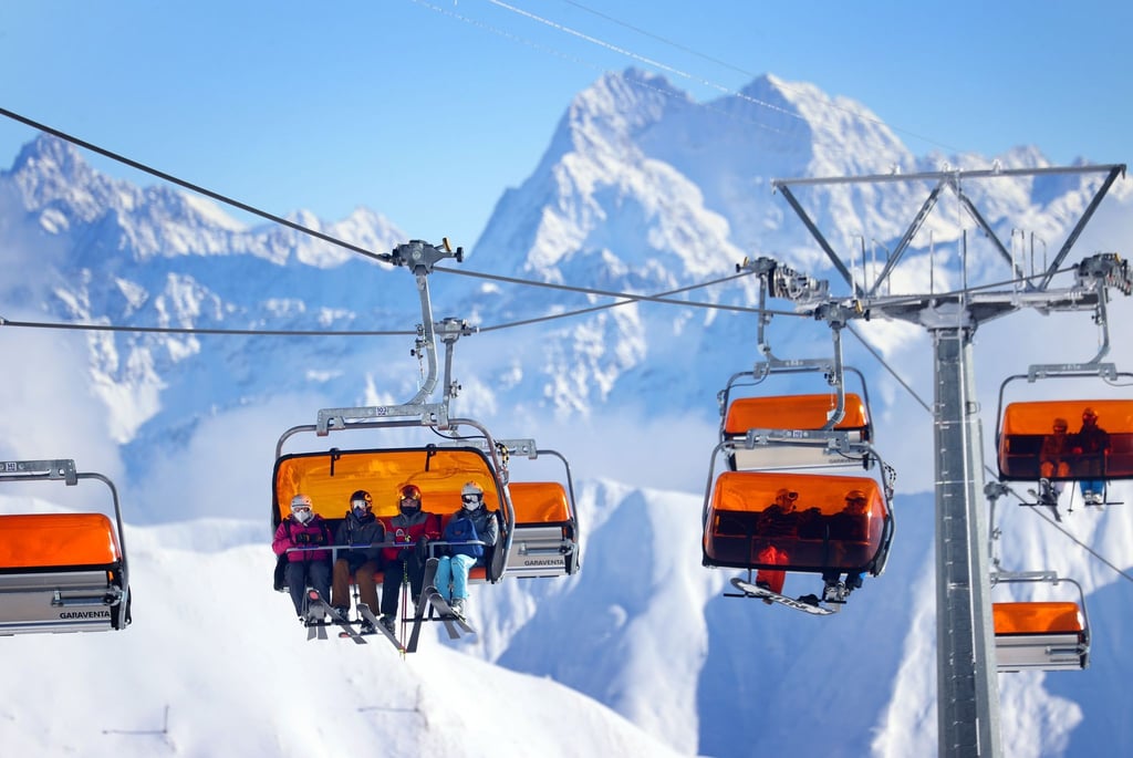 Mitten im Lockdown: Skifahrer im Skigebiet Ischgl in einem Sessellift.