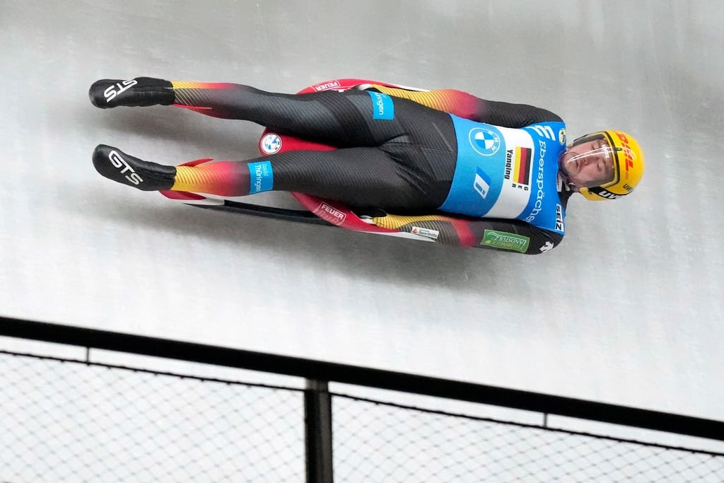 Johannes Ludwig rast durch den Eiskanal.