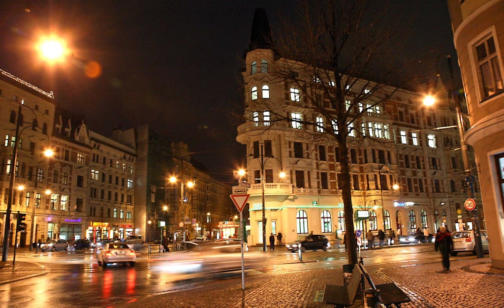 Der Magdeburger Hasselbachplatz - Kneipenzentrum und nächtlicher Begegnungsort - steht seit einigen Jahren im Fokus der Magdeburger Sicherheitsdebatte. Polizei und Ordnungsamt gehen hier gemeinsam auf Streife.