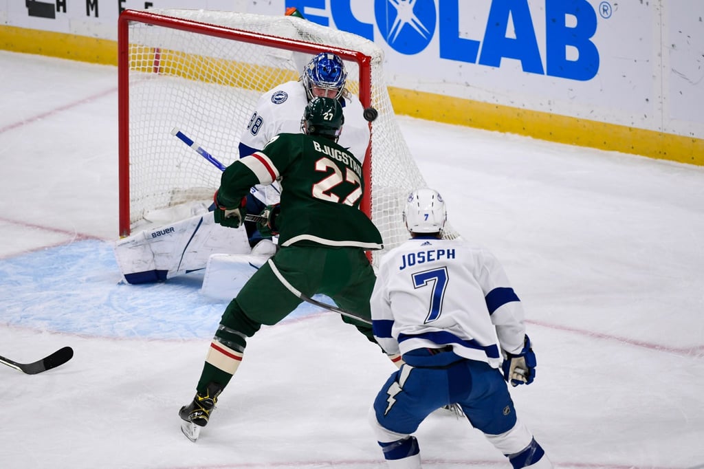 Nick Bjugstad (M) von den Minnesota Wild gegen Torhüter Andrei Vasilevskiy und Mathieu Joseph (vorne) von den Tampa Bay Lightning.
