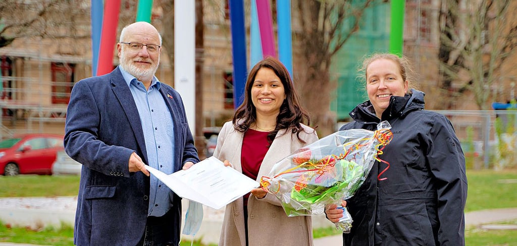 Uni Magdeburg: Dr. Uwe Genetzke, Preisträgerin Shipra Dureja und Dr.-Ing. Claudia Krull, Fakultät für Informatik.