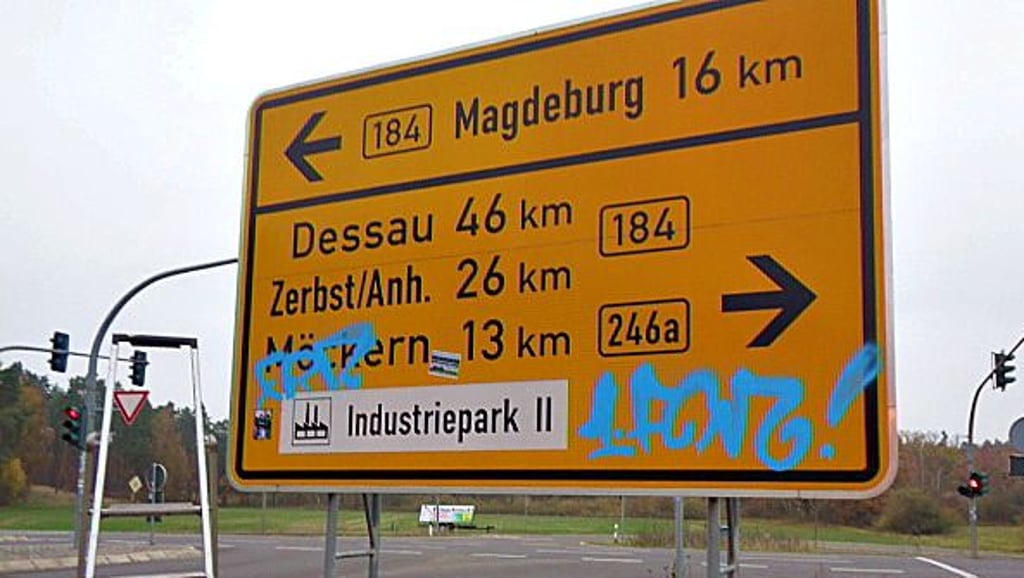 Das Hinweisschild an der Auffahrt zur B 184 am Ortsausgang Gommern sah Mitte November so aus. Die Reinigung ist aufwendig.