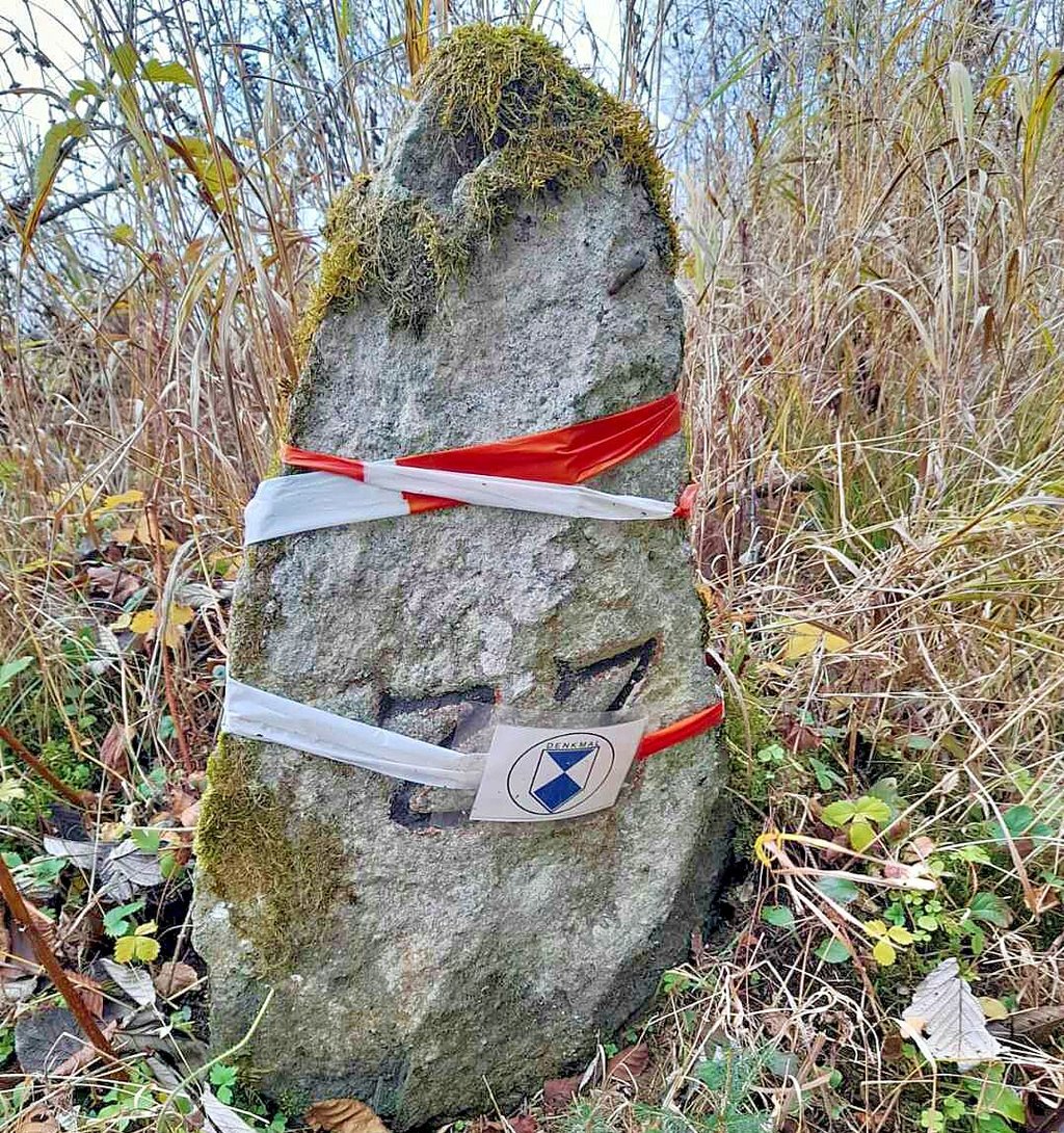 Rotes Flatterband markiert alte Grenzsteine im Hirschbachtal zwischen Drei Annen Hohne und Königshütte.