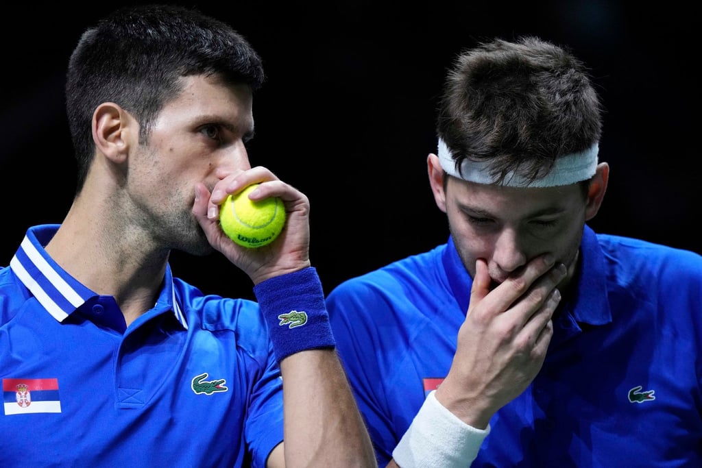 Hat das Doppel gegen Kroatien verloren: Der Serbe Novak Djokovic (l) flüstert mit seinem Teamkollegen Filip Krajnovic.