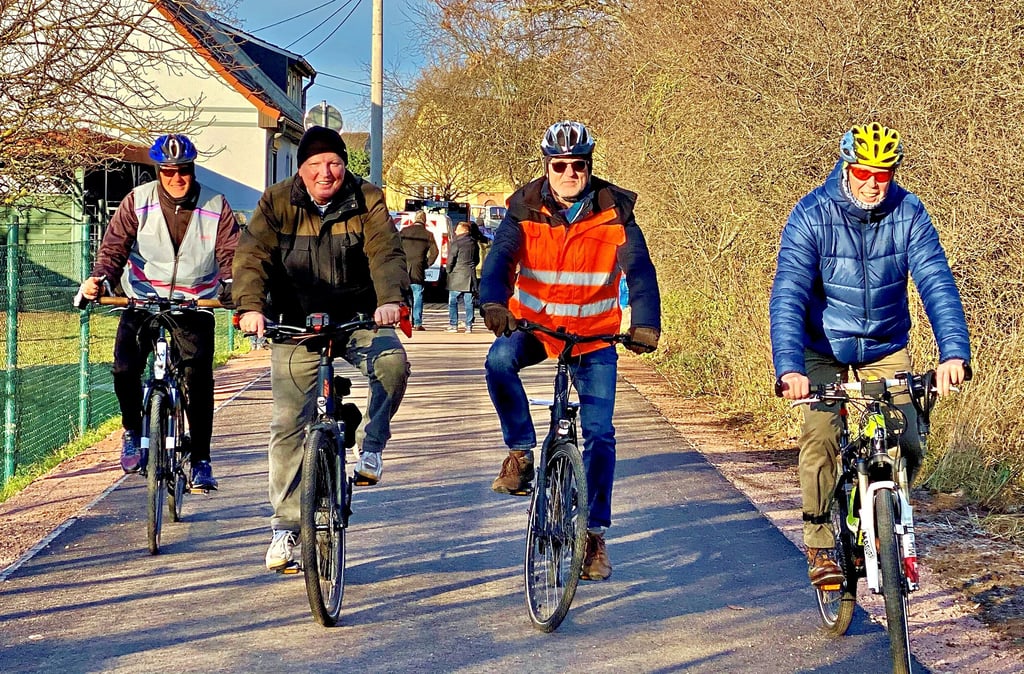 Die ersten Radfahrer testen den frisch asphaltierten Wipperradweg bei Bullenstedt.