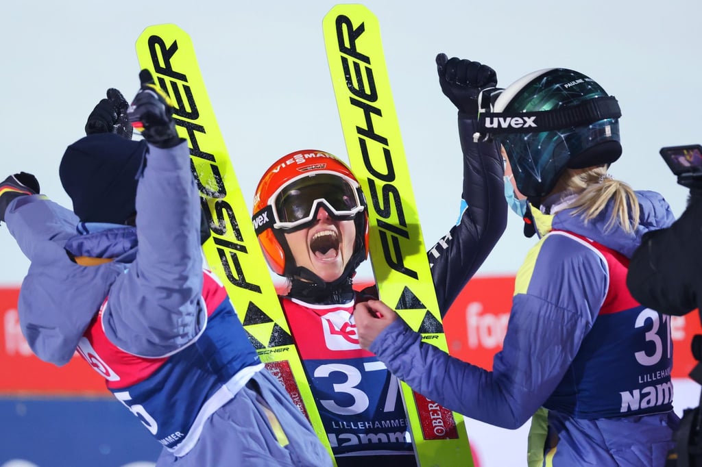 Katharina Althaus bejubelt ihren Sieg in Lillehammer.
