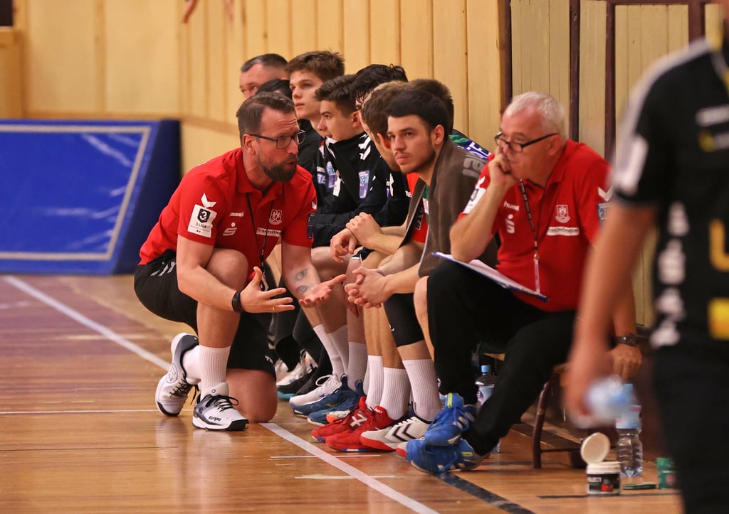 Trainer Stephan Just (links) sieht seine Youngsters des SC Magdeburg auch nach der Punkteteilung in Leipzig auf dem richtigen Weg.