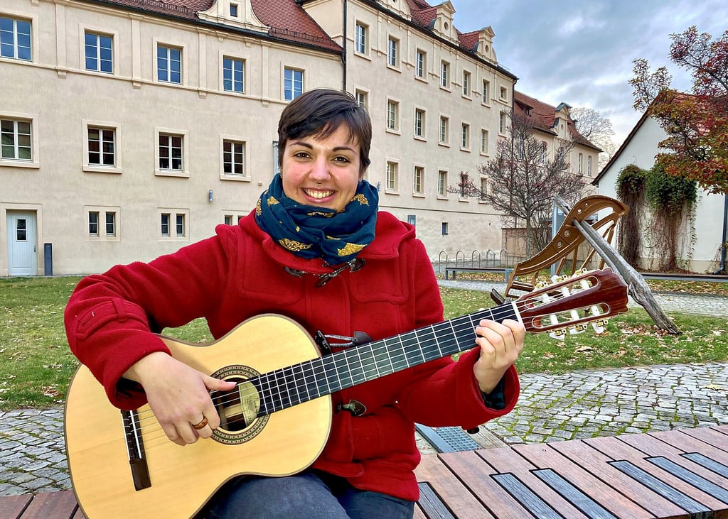 Elisabeth Pertl liebt das Gitarrenspiel. An der Musikschule in Bernburg konnte sie ihre Fertigkeiten vervollkommnen.