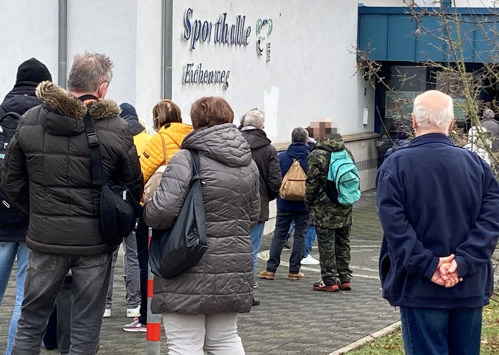 Fast 1.000 Menschen wollten sich am Samstag in der Eichenweg-Sporthalle impfen lassen. Dort wird die Aktion am nächsten Samstag wiederholt.