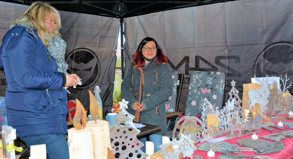 Weihnachtliche Handwerkskunst: Christin Gerecke aus Apenburg und Bianca Müller aus Recklingen (von links) boten ihre Waren in Jeetze an. Foto: Stefanie Brandt