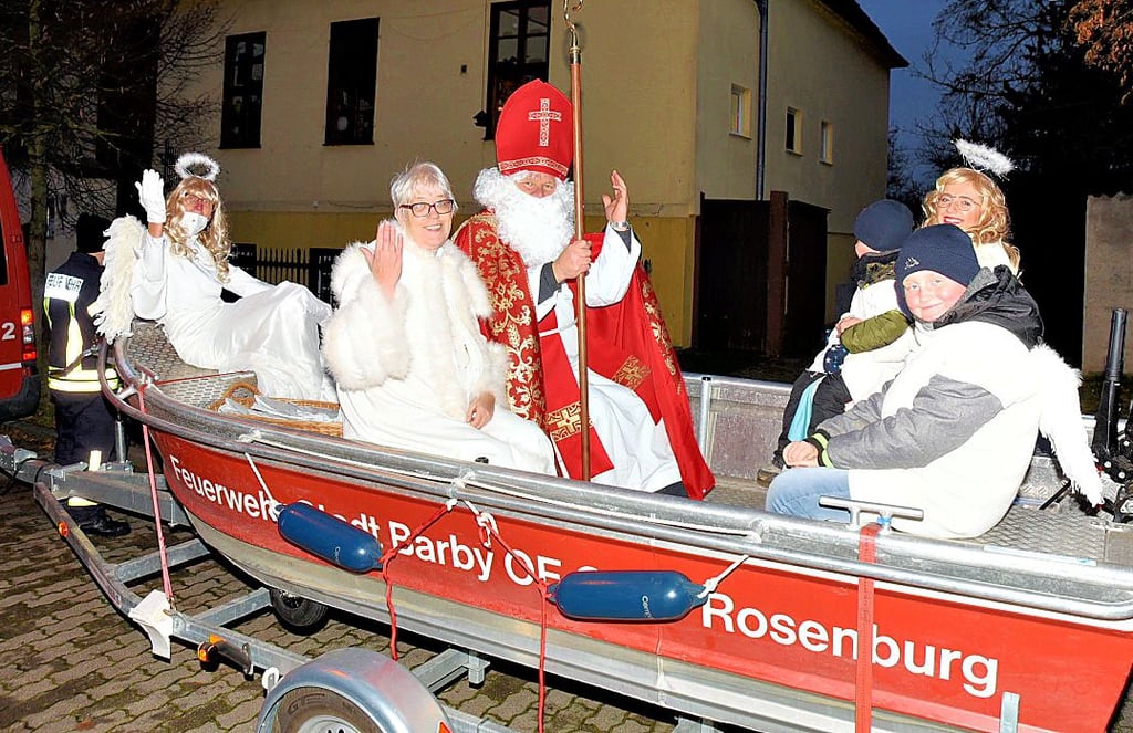 Der Niklolaus kam mit seinen Engeln ganz komfortabel im Boot der Rosenburger Feuerwehr dahergerollt.