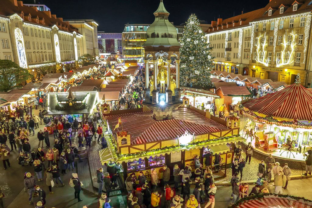 Aktuell nimmt der Weihnachtsmarkt den kompletten Alten Markt in Magdeburg in Beschlag und ist für den Autoverkehr gesperrt. Der Stadtrat wünscht sich die Verbannung von Karossen vom Platz auch während der ganzjährigen Wochenmarktzeiten.
