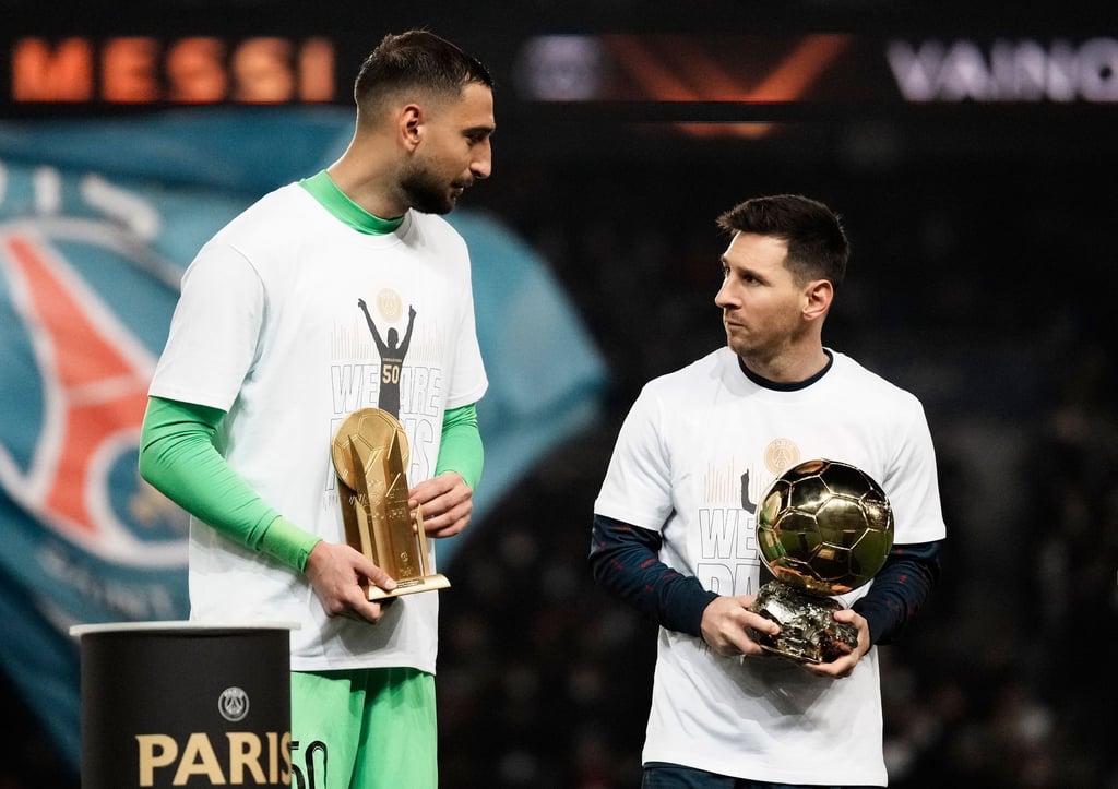 Vor dem Spiel gegen Nizza zeigen PSG-Torhüter Gianluigi Donnarumma (l) und Lionel Messi ihre Trophäe.