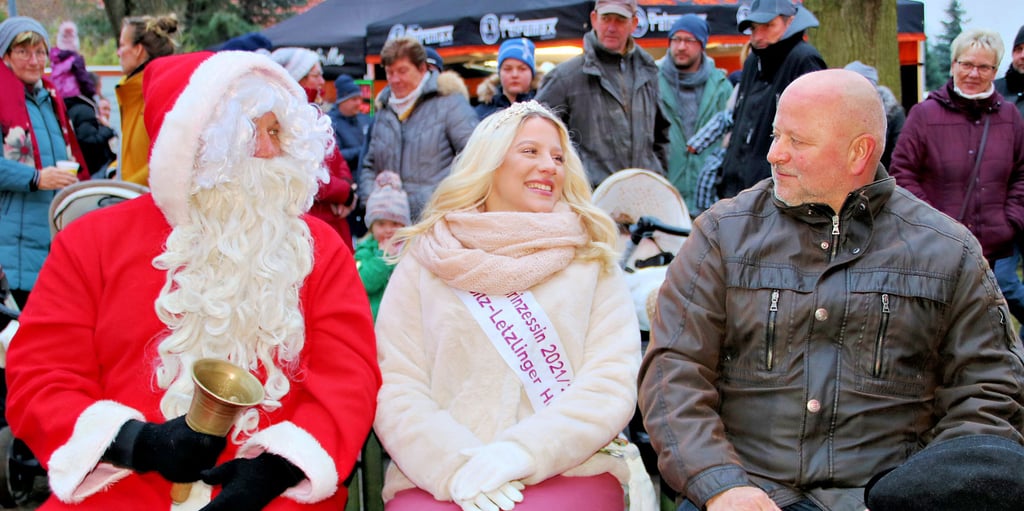 Die Wette mit dem Weihnachtsmann hat Ralf Ganzer (rechts), Bürgermeister der Gemeinde Colbitz, verloren. Noch am Samstag hat er, gemeinsam mit Heideprinzessin seinen Wetteinsatz eingelöst.