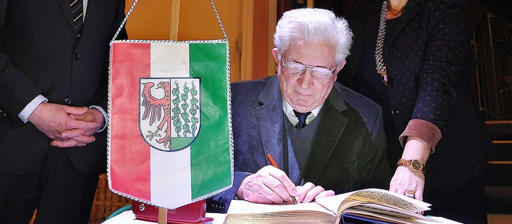 Bürgerempfang 2020: Rolf Drebenstedt vom Männergesangverein Letzlingen durfte sich ins Goldene Buch eintragen.