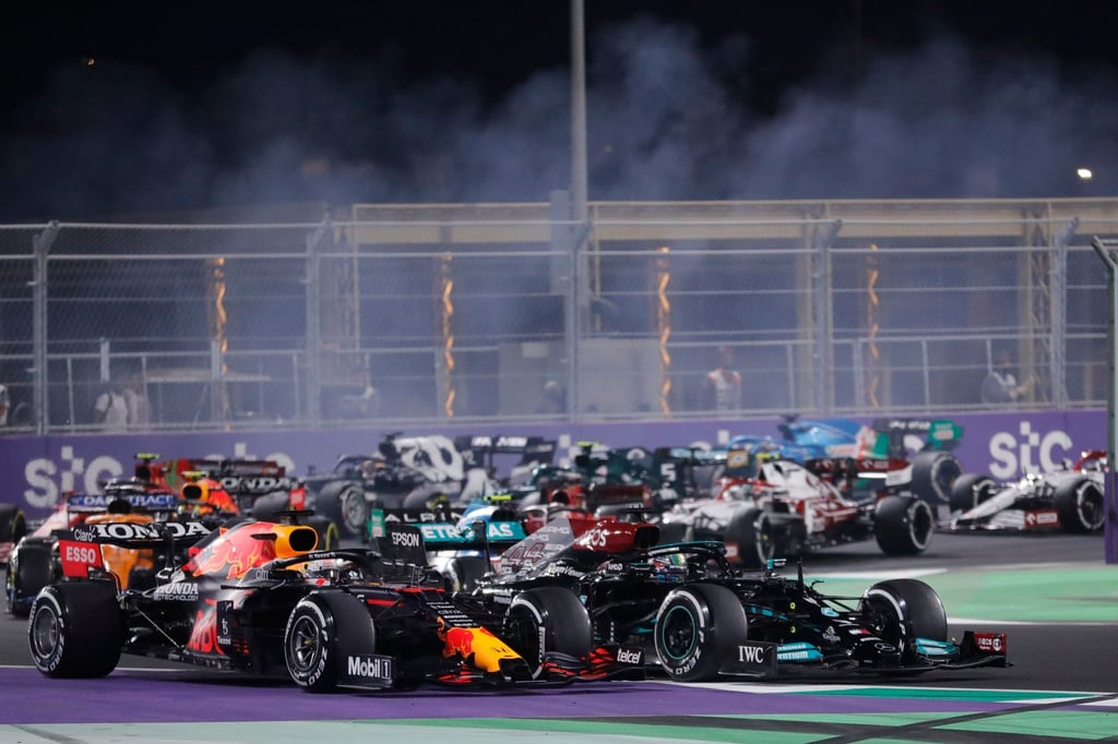 Max Verstappen (l) und Lewis Hamilton lieferten sich in Saudi-Arabien mehrere enge Duelle.
