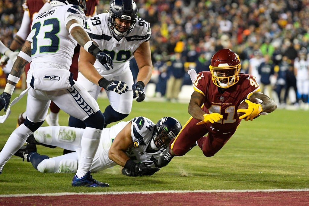J.D. McKissic (r) setzte sich mit Washington gegen die Seattle Seahawks durch.