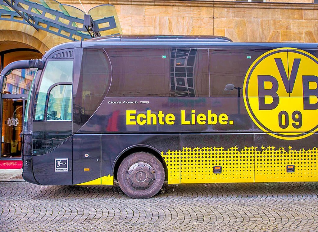 Echt oder falsch? Kabarettist Pufpaff hat’s mit solch einem Mannschaftsbus ins Dortmunder Stadion geschafft.