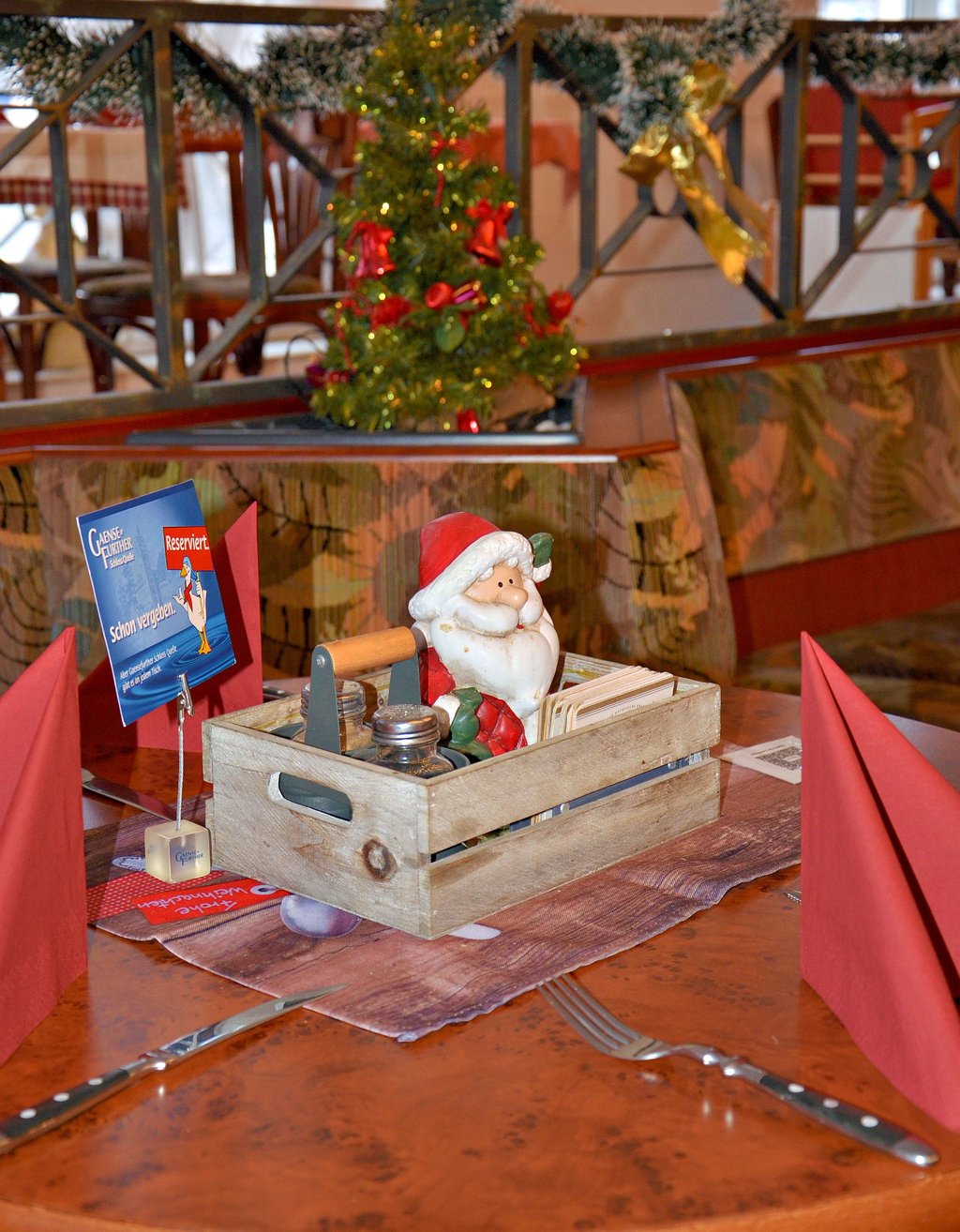 Nicht ganz umsonst weihnachtlich geschmückt, sind die Tische im Staßfurter Landhaus. Weihnachtsfeiern von Firmen und Vereinen wie noch vor zwei Jahren haben aber auch die Osterburgs derweil nur noch wenige zu bedienen.
