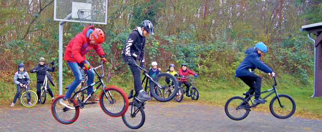 Loris Wolff, Etienne Horstmann und Luis Haupt können längst den Bunny-Hopp mit dem BMX-Rad, das heißt, aus dem Stand in die Luft springen. Doch sie und die anderen Jungs wollen weitere Tricks lernen, an Techniken feilen. Die Eltern und andere Farsleber wollen eine Bahn bauen. Doch aus dem Rathaus dringen Bedenken.