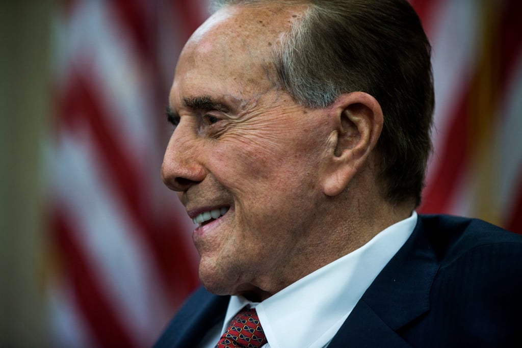 Bob Dole während einer Pressekonferenz im Jahr 2015. Dole ist im Alter von 98 Jahren gestorben.