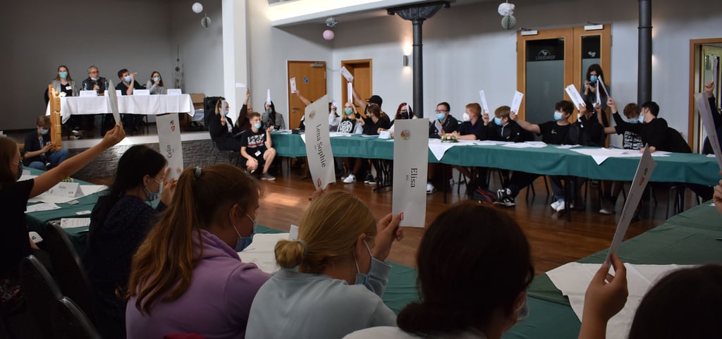 In einer fiktiven Stadratssitzung im Rahmen des Projektes "Pimp your town!" erlebten Schüler der Genthiner Sekundarschulen und des Bismarck-Gymnasiums im Lindenhof, wie sich Kommunalpolitik anfühlt und was sie möglich machen kann.