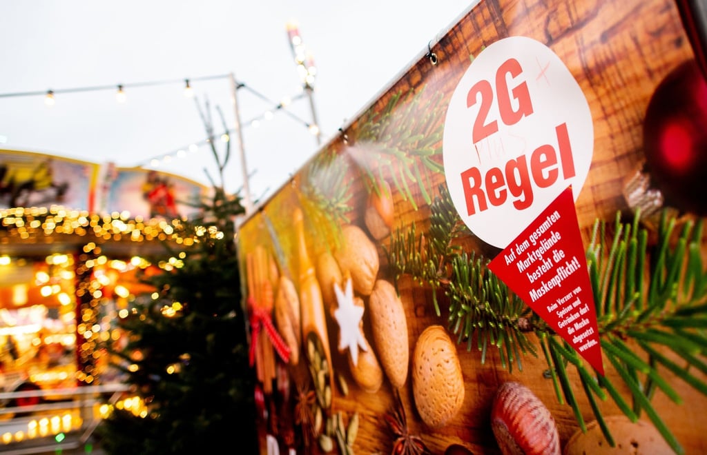 Ein Schild mit der Aufschrift "2G Regel" am Eingang eines Weihnachtsmarkts.