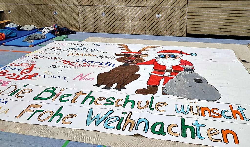 Das fertige Weihnachtsbild ziert bald die Schulmauer in Roßlau.