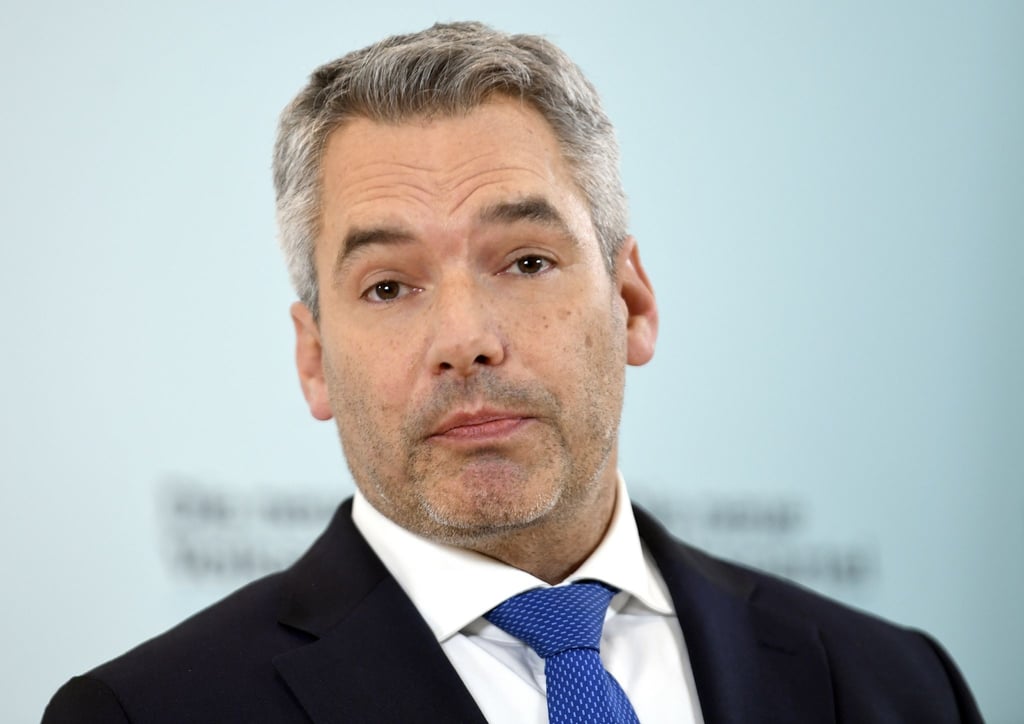 Karl Nehammer ist neuer Regierungschef in Österreich. Der bisherige Innenminister von der konservativen ÖVP wurde von Bundespräsident Alexander Van der Bellen vereidigt.
