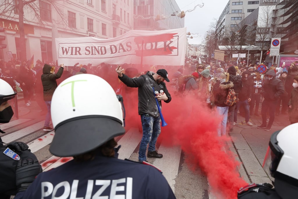 Polizisten und Demonstranten in Wien.