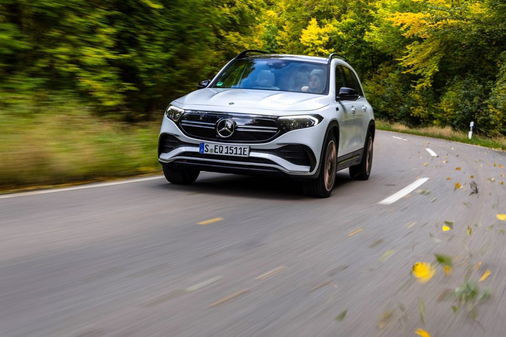Der schwarze Grill vorne und eine durchgehende Rückleuchte sind Erkennungsmerkmale des neuen Mercedes EQB.