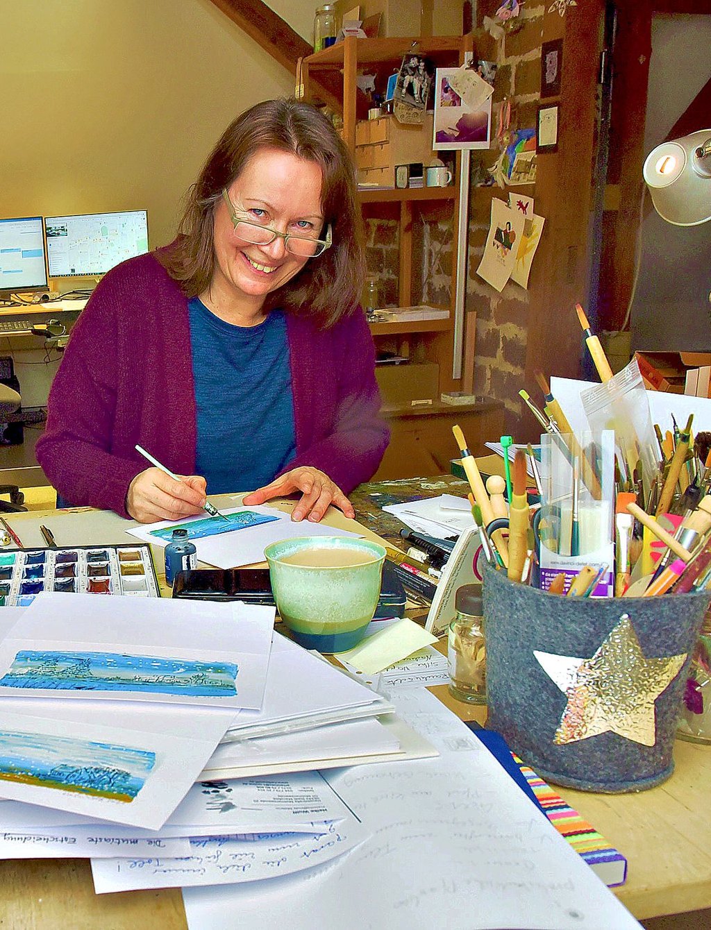 Malerin Heike Wolff bei ihrer Arbeit im Kunsthof Galerie Molmerswende.