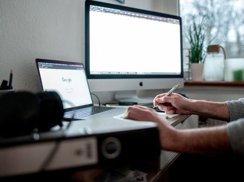 Rechner, Monitore, Schreibtischbeleuchtung und – ganz wichtig – die Kaffeemaschine treiben den Verbrauch im Homeoffice nach oben.