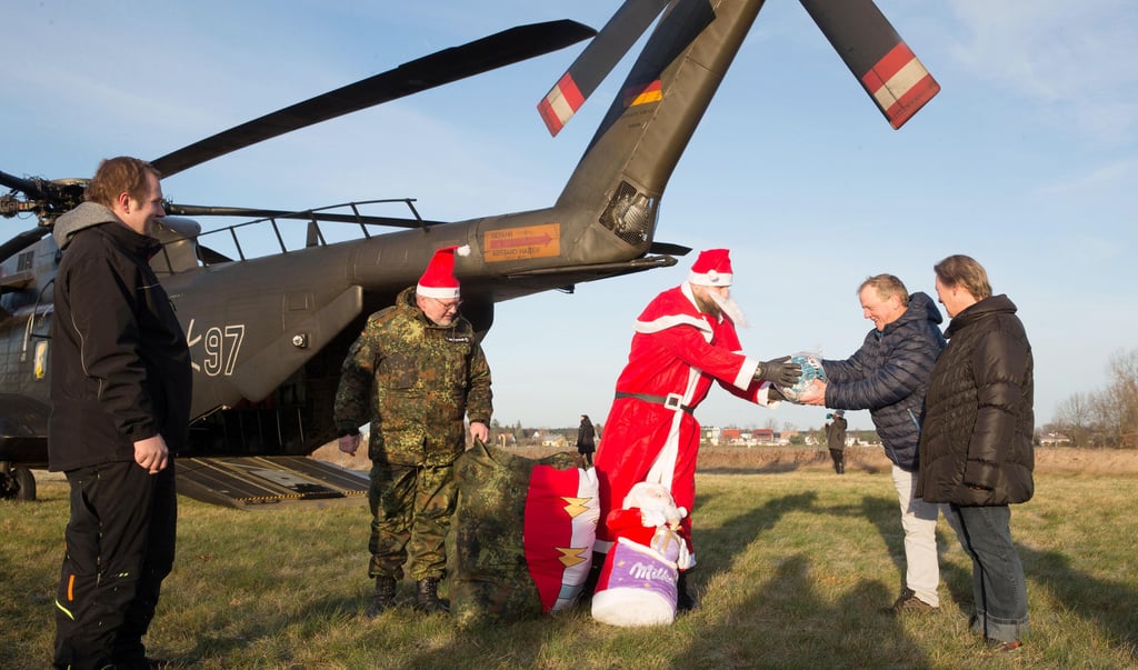 Der Weihnachtsmann kam per Hubschrauber und sorgte für große Freude.